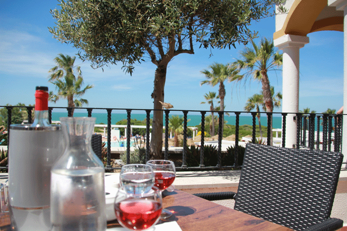 Draußen sitzen im Restaurant des Aldiana Andalusien