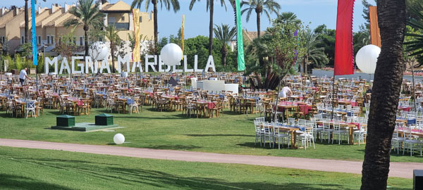 Wöchentliche Gartenparty im Magna Marbella